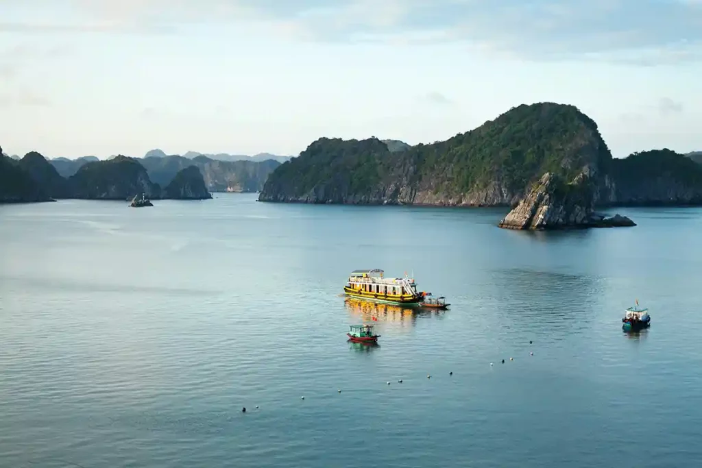 Vue paisible baie de Lan Ha depuis l'île de Cat Ba