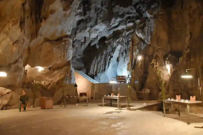 Grotte de l'hôpital à Cat Ba