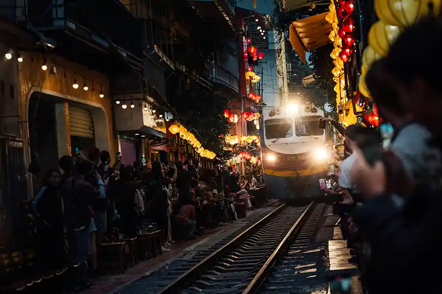 View of train street at night Vue de la rue du train de nuit, Hanoi