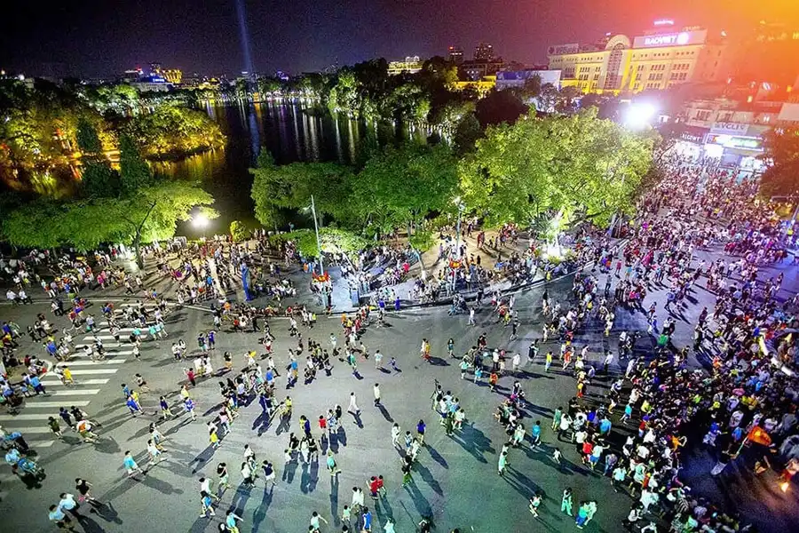 Rue piétonne le week-end autour du lac Hoan Kiem