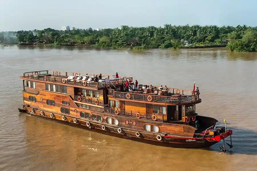Le bateau Mekong Eyes naviguant sur le Mekong