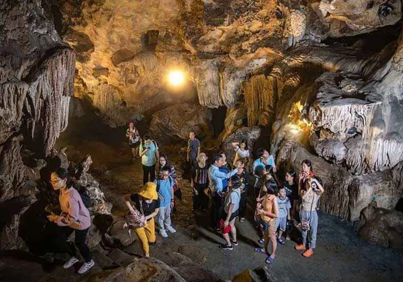 Tourists in Dong Hoa Cuong cave