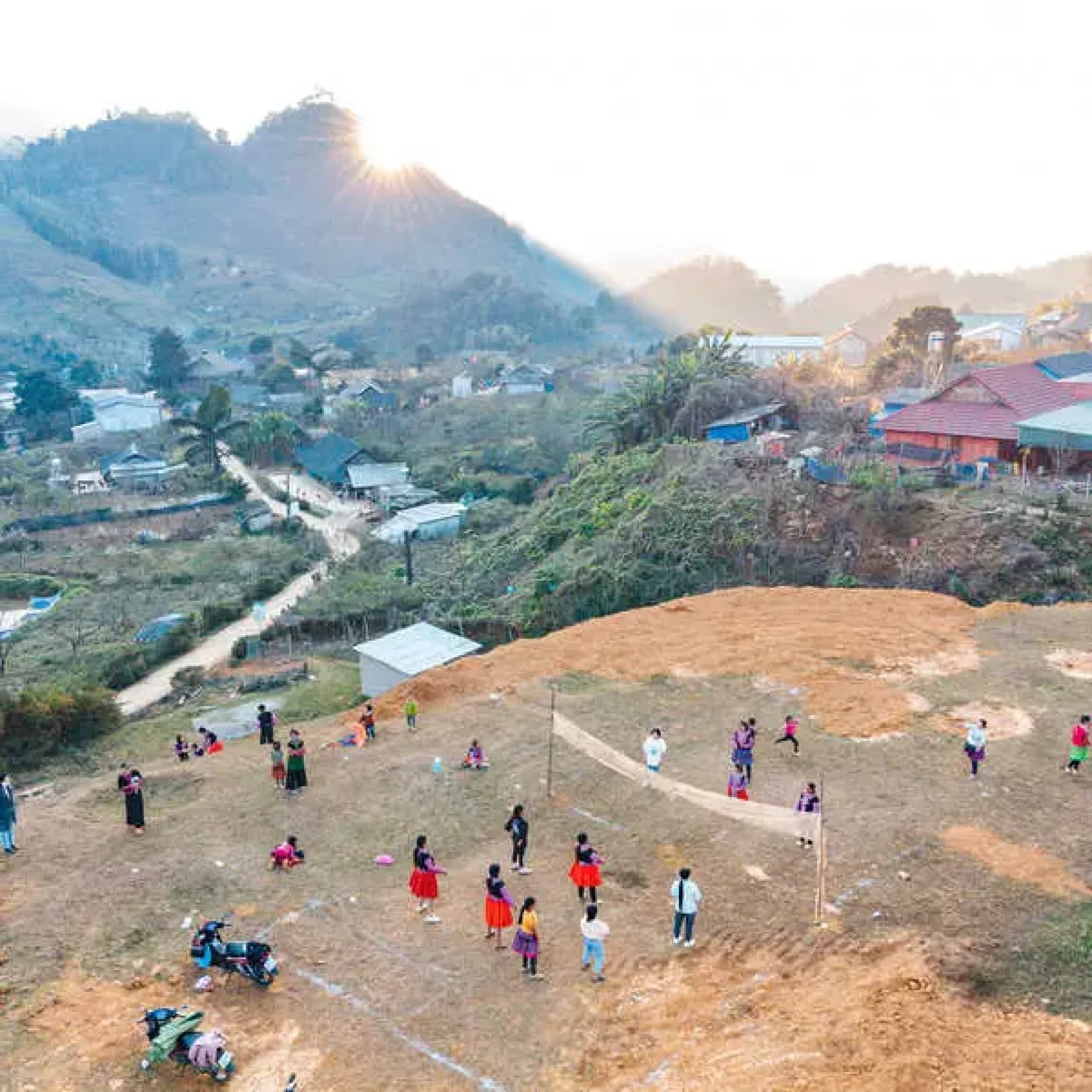 Hmong en train de jouer au volley ball à Hua Tat